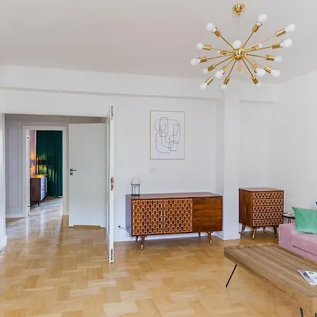Amazing, Spacious In The Center! *