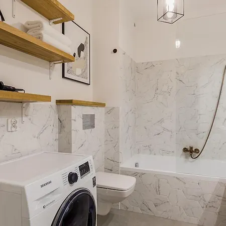 Amazing, Spacious In The Center! * ワルシャワ