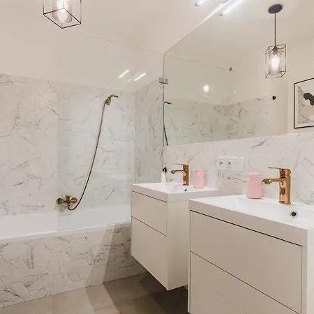 Amazing, Spacious In The Center! *