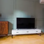 Amazing, Spacious In The Center! شقة
